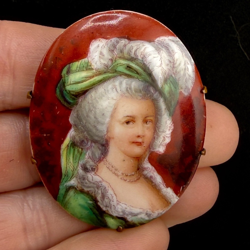 Vintage Victorian Painted Porcelain Woman Brooch Gold Tone Oval